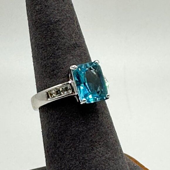 Ring with Aquamarine Blue Colored Center Stone - Picture 2 of 6